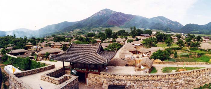 순천낙안읍성은 조선시대 축조된 토성으로 현존하는 읍성 가운데 조선 전기의 생활 문화를 가장 잘 보존해 오고 있다 (사진: 순천시).