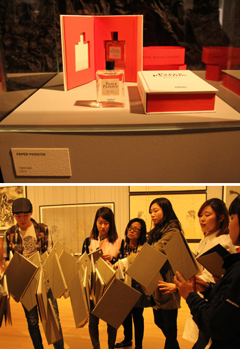 전시회를 방문한 관람객들은 후각과 촉각을 모두 사용하게 된다. (위) 종이 냄새가 나는 향수 페이퍼패션(Paper Passion)은 슈타이들의 책을 향한 열정을 향기로 알리고자 기획되었으며 책 형태의 케이스는 칼라거펠트가 디자인했다. (아래) 52권의 책을 매달아 놓은 전시물은 1년을 구성하는 52주를 상징한다. 짐 다인과 슈타이들은 한 주에 한 권씩 책을 만드는 프로젝트를 진행했다 (사진: 이승아 기자)