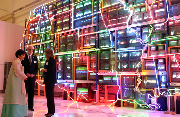 박근혜 대통령이 7일 오후(현지시간) 워싱턴 스미스소니언 박물관에서 열린 한미동맹 60주년 기념만찬에 앞서 웨인 클러프 스미스소니언 총재, 엘리자베스 브룬 박물관장의 안내로 박물관 내 전시된 백남준의 작품 '일렉트로닉 하이웨이' 를 감상하고 있다 (사진: 연합뉴스).