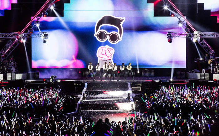 지난 4월 13일, 콘서트 장에서 발표한 싸이의 신곡 젠틀맨은 당일에 3,840만 건의 클릭수를 기록했다 (사진: YG Entertainment).