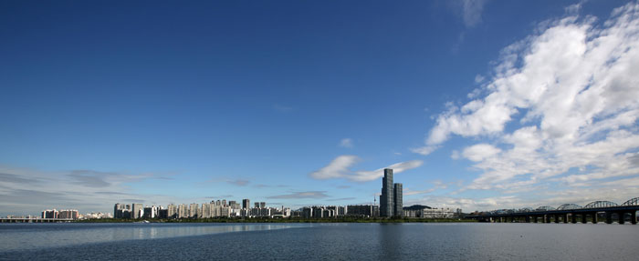 푸른 하늘과 한강을 배경으로 한 서울의 빌딩 사진