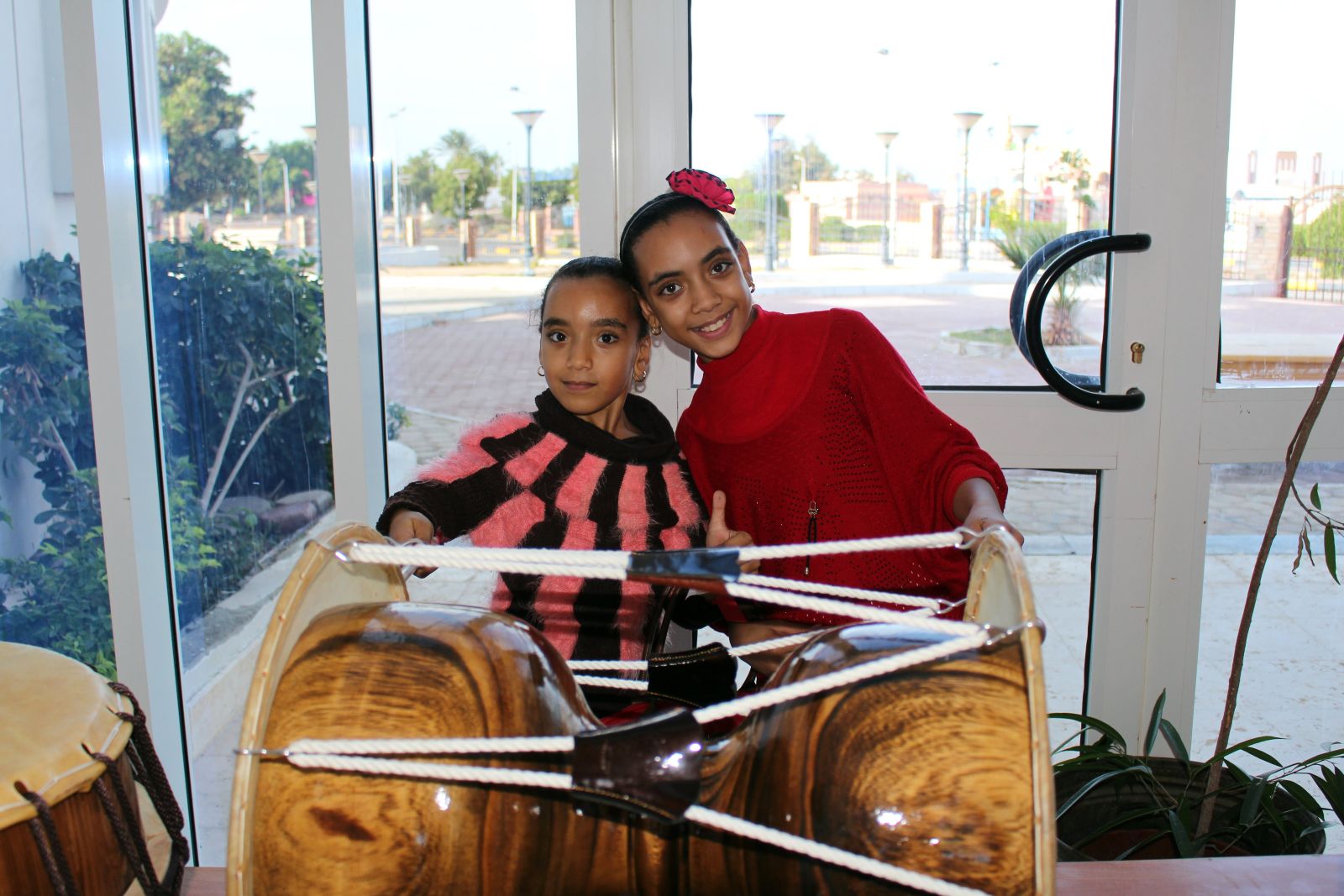 1층에서 열린 사물놀이 전시회에서 기념사진을 찍은 두 자매의 모습.