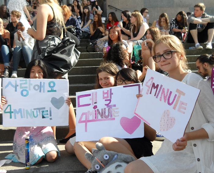 손수 만든 피켓을 들고 포미닛을 맞이하고 있는 스웨덴 현지 팬들 (사진: 연합뉴스)