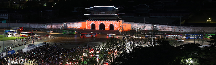 광화문 일대의 낮과 밤. 광화문은 전통과 현대가 공존하고 있다. (사진: 전한)