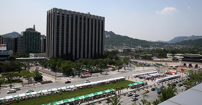 광화문 일대의 낮과 밤. 광화문은 전통과 현대가 공존하고 있다. (사진: 전한)