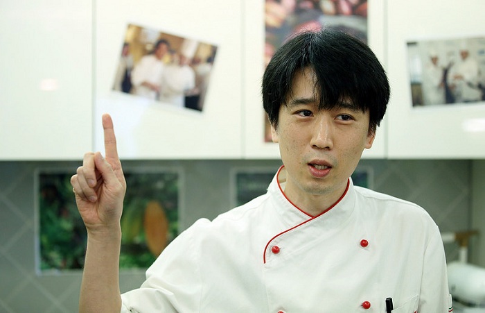 홍경천 장인이 온도를 맞추는 작업인 탬퍼링의 중요성에 대해 설명하고 있다.