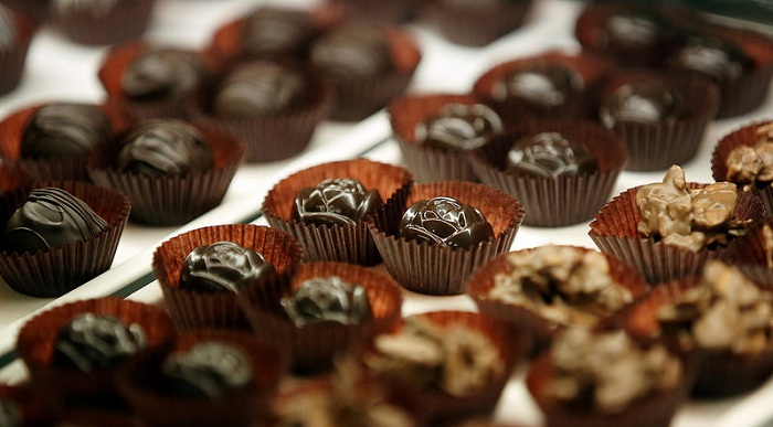  폴라비에서 판매 중인 다양한 모양의 수제 초콜릿.