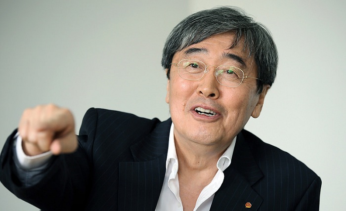 샘표식품의 박진선 사장이 간장의 매력에 대해 얘기하며 웃고 있다.