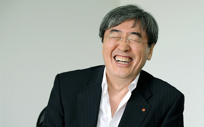 샘표식품의 박진선 사장이 간장의 매력에 대해 얘기하며 웃고 있다.