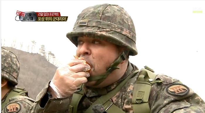  ‘진짜사나이’에서 힘든 훈련을 마치고 일명 ‘군대리아’ 버거를 허겁지겁 먹고 있는 샘 해밍턴