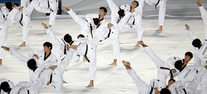 인천아시안게임 폐막식에서 레인보우 합창단, 국립무용단, 국기원 태권도시범단이 공연을 선보이고 있다.