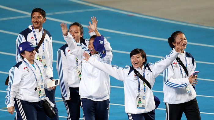 환한 미소를 보이며 입장한 각국 대표 선수단이 한 자리에 모여 기쁨의 축제를 즐기고 있다.
