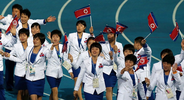 환한 미소를 보이며 입장한 각국 대표 선수단이 한 자리에 모여 기쁨의 축제를 즐기고 있다.