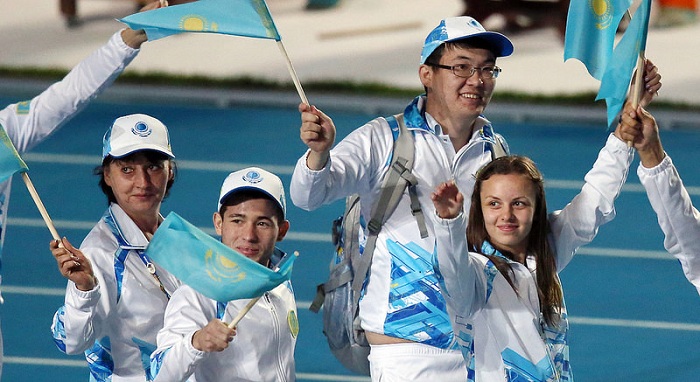 환한 미소를 보이며 입장한 각국 대표 선수단이 한 자리에 모여 기쁨의 축제를 즐기고 있다.