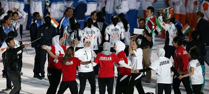 환한 미소를 보이며 입장한 각국 대표 선수단이 한 자리에 모여 기쁨의 축제를 즐기고 있다.