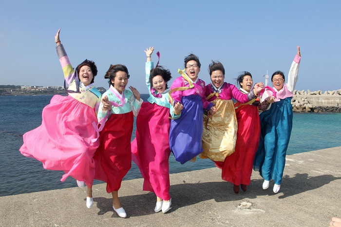 제주도 애월읍을 찾은 중국 관광객들이 한복을 차려입고 바닷바람을 만끽하고 있다. (사진: 연합뉴스)