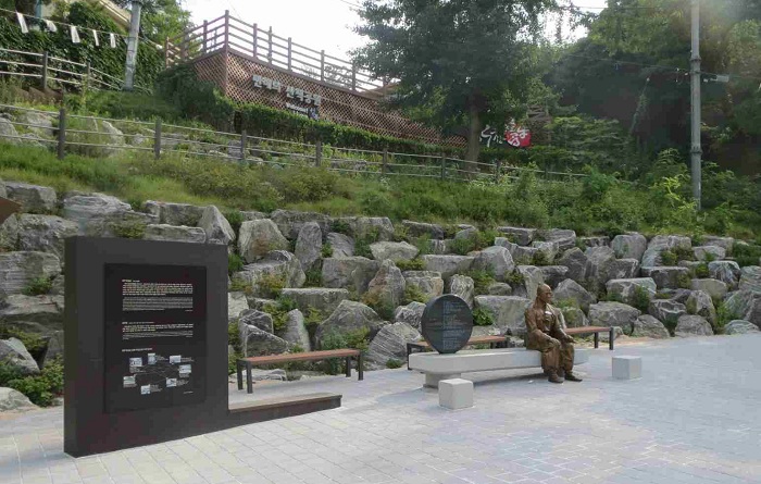 시인 한용운이 머물렀던 심우장에는 그의 연구논문집 등 각종 기록물이 보관되어 있다.