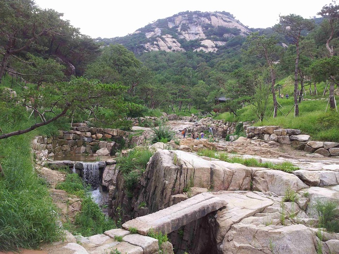 인왕산과 어우러져 아름다운 비경을 자랑하는 수성동 계곡길.