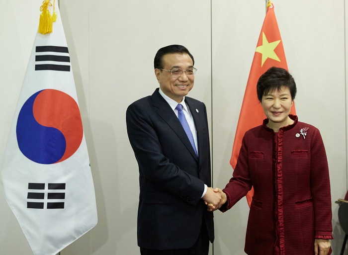 박근혜 대통령이 16일 리커창 중국 국무원 총리와 한중 관계 및 양국간 협력에 대해 논의하고 있다.