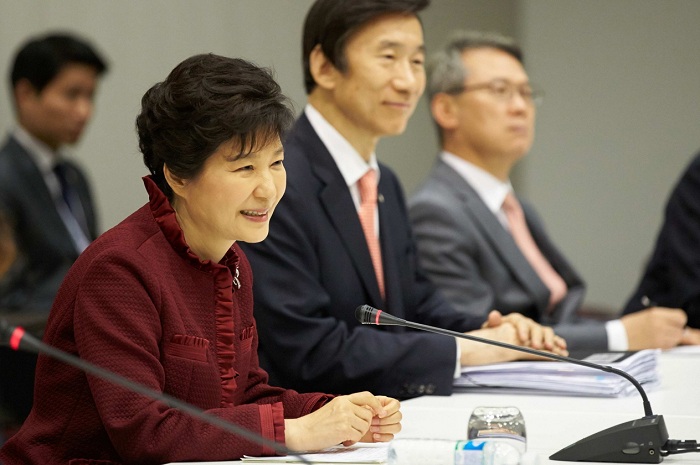 박근혜 대통령이 16일 리커창 중국 국무원 총리와 한중 관계 및 양국간 협력에 대해 논의하고 있다.