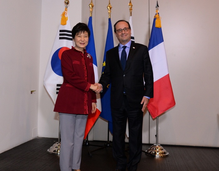 박근혜 대통령과 올랑드 프랑스 대통령이 정상회담을 기념하며 사진촬영을 하고 있다.