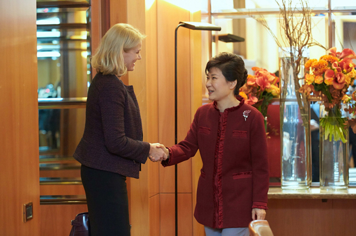 16일 이탈리아 밀라노에서 열린 한-덴마크 정상회담에 앞서 박근혜 대통령(오른쪽)과 헬레 토닝-슈미트 덴마크 총리가 악수하고 있다. (사진: 청와대)