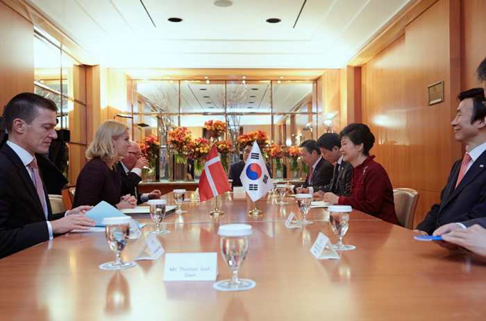 16일 이탈리아 밀라노에서 열린 한-덴마크 정상회담에서 박근혜 대통령(오른쪽에서 두 번째)과 헬레 토닝-슈미트 덴마크 총리(왼쪽에서 두 번째)가 환담하고 있다. (사진: 청와대)