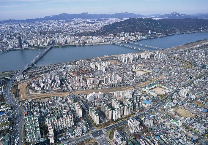 백제 초기의 도읍으로 추정되는 풍납토성에 대한 전반적인 조사가 추진되고 있다. 사진(위)는 풍납토성의 오늘날 모습. 아래 사진은 풍납토성의 축성을 재현한 장면.
