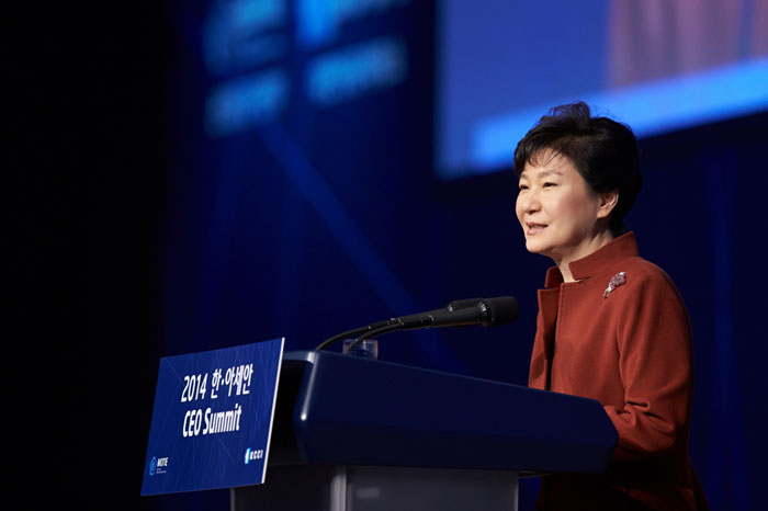 11일 부산에서 열린 한-아세안 CEO 서밋에서 박 대통령이 기조연설 하고 있다.