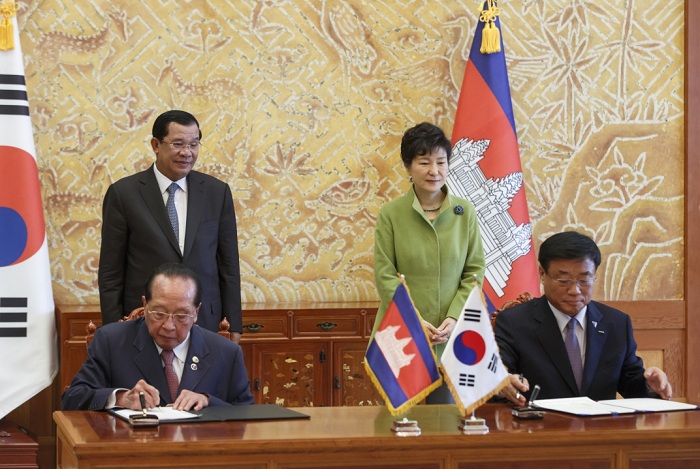 박근혜 대통령(오른쪽)과 훈 센 캄보디아 총리가 양국의 양해각서체결을 지켜보고 있다.