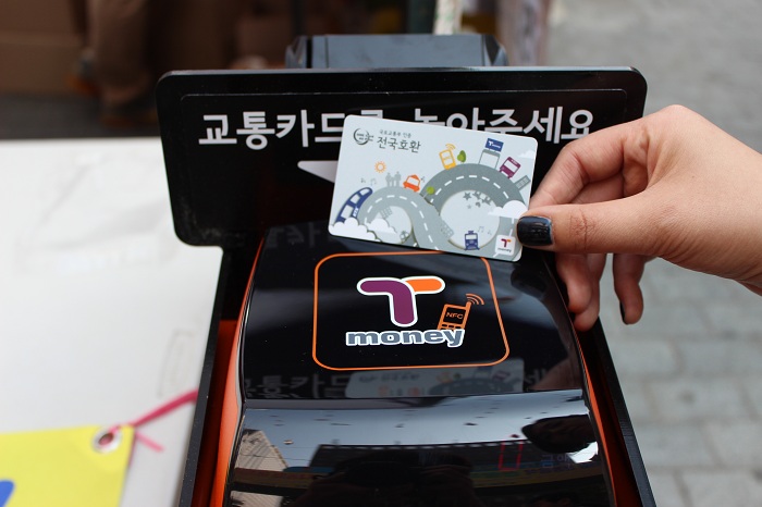  한국스마트카드의 티머니는 약 0.5초의 접촉으로 버스 비용 지불이 가능하다.
