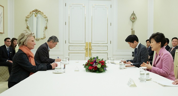  박근혜 대통령이 19일 청와대에서 제인 하먼 미 우드로윌슨센터 소장과 만나 한미관계 발전 방안 등을 논의했다.
