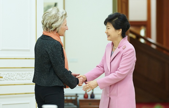  박근혜 대통령이 19일 청와대에서 제인 하먼 미 우드로윌슨센터 소장과 만나 한미관계 발전 방안 등을 논의했다.