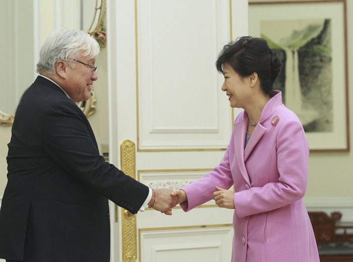  박근혜 대통령이 19일 청와대에서 마이클 혼다 미국 하원의원과 만나 한미관계와 한반도 통일 등에 대해 의견을 교환했다.