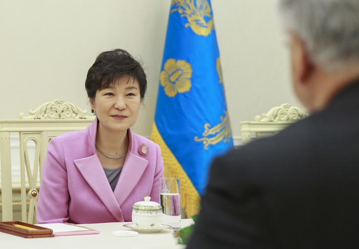  박근혜 대통령이 19일 청와대에서 마이클 혼다 미국 하원의원과 만나 한미관계와 한반도 통일 등에 대해 의견을 교환했다.