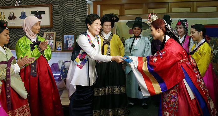  박술녀 원장은 이란에서 온 모스렘자드가 한복을 한국사람들보다도 더 예쁘게 입었다며, 전통방식으로 제작된 지갑을 선물하고 있다.