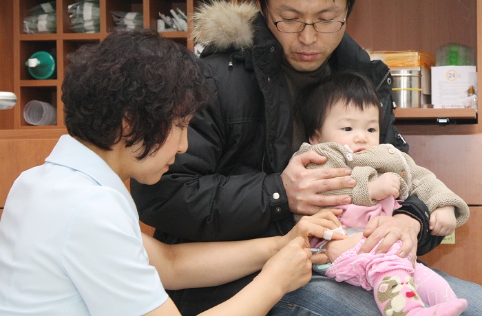 2015년부터 건강보험이 다방면으로 확대돼 생활에 부담을 덜어줄 것으로 보인다. 사진은 한 보건소에서 무료 예방 접종을 받고 있는 사람들의 모습. (사진: 연합뉴스)