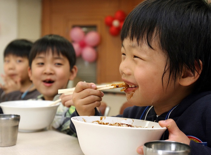  자장면은 한국인이 가장 많이 배달시켜 먹는 음식 가운데 하나다. 사진 속 어린이가 자장면을 먹으며 환하게 웃고 있다.