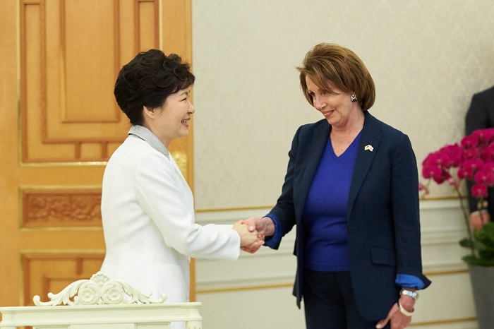 박근혜 대통령 (왼쪽)이 2일 낸시 펠로시 미 하원 민주당 대표 등 민주, 공화 양당 의원들을 만나 한미관계, 한반도 및 동북아 정세 등에 대해 의견을 나눴다.