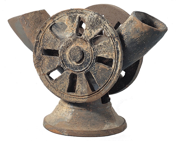 수레바퀴 장식토기(Pottery with wheel). 제사나 의례 때 술이나 음료를 담는 용도로 사용되거나 죽은 자의 영혼을 저승으로 인도한다는 의미도 지닌 것으로 추정된다.