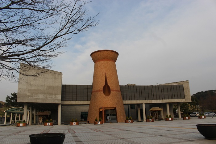 함안박물관. 2003년 개관, 구석기시대부터 삼국시대에 이르는 오랜 기간의 유물을 전시하고 있다. 물론 가야시기의 유물이 비중이 높다. 아라가야 시대의 불꽃무늬토기를 형상화하여 건물 한가운데 배치한 것이 눈에 띈다