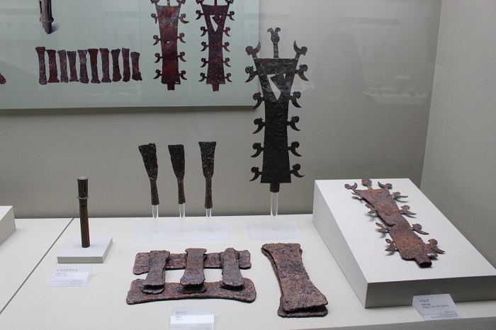 가야시기 제작된 미늘쇠(Saw Knife). 말 탄 무사를 말에서 끌어내릴 때 사용하는 무기였으나 의식 용품으로 활용되기도 했다.