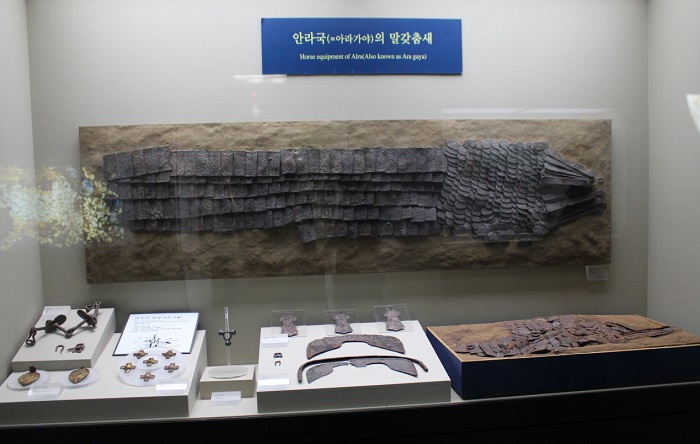 1992년 6월 말이산고분군 인근 고분에서 발굴된 서기 5세기의 말갖춤새(Horse equipment). 한국최초로 온전한 원형을 갖춘 상태에서 발굴됐다. 아라가야의 탁월한 철 가공 기술을 보여주고 있다._2