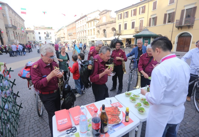김치버스가 제공하는 쌈밥을 시식하고 있는 이탈리아 방문자들.