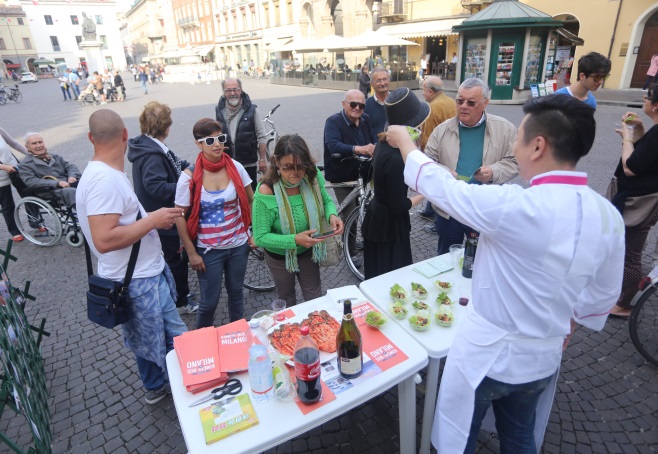 김치버스가 제공하는 쌈밥을 시식하고 있는 이탈리아 방문자들.