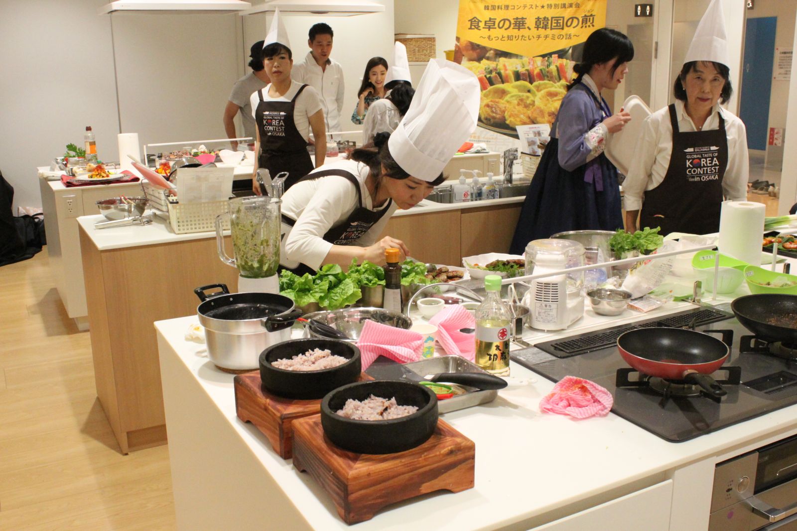 오사카가스 허그뮤지엄에서 5월 28일 한식요리콘테스트 ‘지구촌 한국의 맛’ 일본예선전이 열려 각자 다른 사연을 가진 한식 실력자들이 화려한 요리 솜씨를 선보였다.