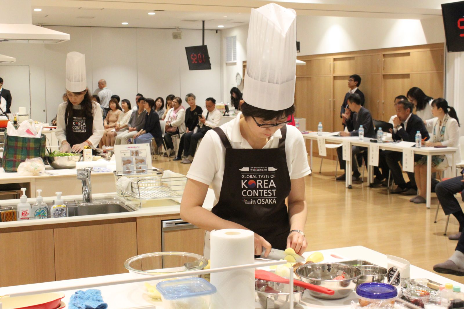 오사카가스 허그뮤지엄에서 5월 28일 한식요리콘테스트 ‘지구촌 한국의 맛’ 일본예선전이 열려 각자 다른 사연을 가진 한식 실력자들이 화려한 요리 솜씨를 선보였다.