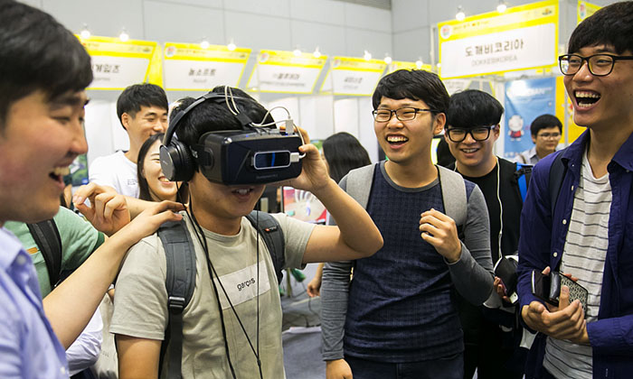 '2015 광주 에이스 페어'에서 18일 관람객들이 가상현실 기기 체험을 하고 있다.