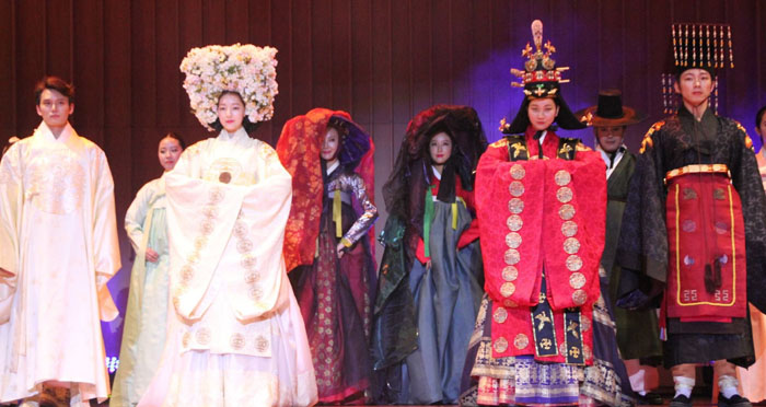 한국 대표단이 지난 9월 22일 호주 캔버라 호주국립대(ANU)에서 한복패션쇼와 다양한 공연을 펼치고 있다.4