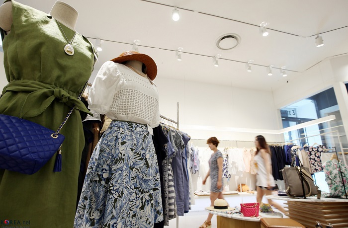 10월 1일부터 14일까지 열리는 ‘코리아 블랙프라이데이’ 행사기간에는 전국의 백화점에서 의류 등 다양한 상품을 최대 80%까지 할인된 가격으로 구매할 수 있다.